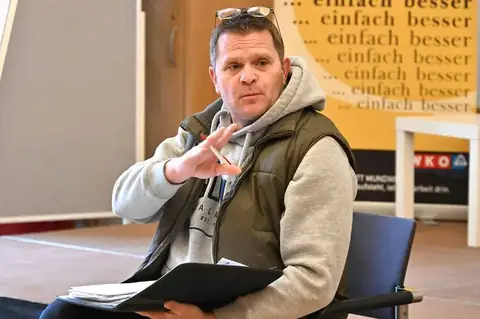 Malermeister Christoph Schwarz erklärt den Ablauf