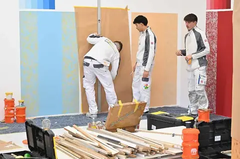 Lehrlinge arbeiten an großen Übungswänden