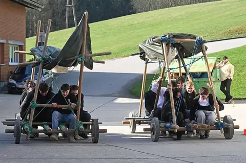Zwei Teams fahren mit selbst gebauten Holzwagen